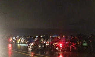 Vụ việc đã thu hút hàng trăm người dân hiếu kỳ theo dõi. Ảnh: Nguyễn Ngọc