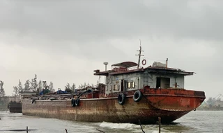 Bốn chiếc xà lan trôi dạt trên vùng cảng biển Dung Quất đe dọa an toàn hàng hải. Ảnh: Nguyễn Ngọc 