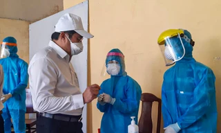 Chủ tịch Đà Nẵng thị sát quy trình lấy mẫu, làm xét nghiệm truy tìm virus SARS-CoV-2