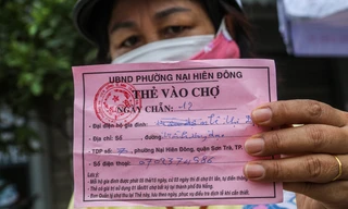 Phường in không kịp thẻ, dân Đà Nẵng vẫn vô tư đi chợ trong ngày đầu hạn chế