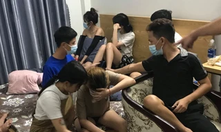 Nhóm nam nữ vừa được Công an phường Mân Thái (quận Sơn Trà, Đà Nẵng) phát hiện tụ ăn nhậu và hít bóng cười. 