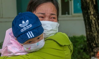 Nghẹn ngào giây phút bé 8 tháng tuổi ở Đà Nẵng chiến thắng COVID-19 về với gia đình