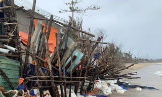 Người dân vùng ven biển ở Quảng Ngãi bất an vì biển xâm thực mạnh. Ảnh: Nguyễn Ngọc