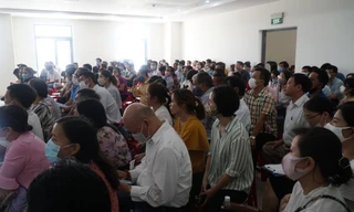 Hàng trăm khách hàng đặt cọc mua đất tham dự phiên toà. 