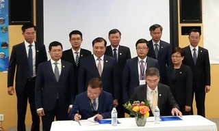 Ông Huỳnh Đức Thơ, Chủ tịch UBND TP Đà Nẵng cùng lãnh đạo TP chứng kiến việc ký kết các ghi nhớ tại tọa đàm. Ảnh: Danang.gov.vn