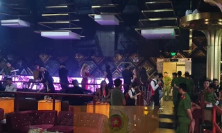 Lực lượng công an kiểm tra và phát hiện các sai phạm tại quán bar Q Lounge (tên cũ là F3 Club).