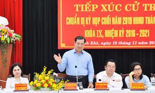 Ông Huỳnh Đức Thơ trả lời ý kiến của cử tri tại buổi tiếp xúc. 