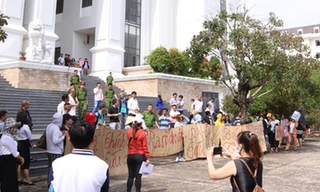 Khách hàng tập trung phản ứng việc nguyên đơn vắng mặt. Ảnh : C.Đ