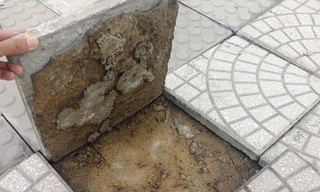 Đá, gạch lát vỉa hè ở Đà Nẵng bong tróc, bên dưới chỉ là cát. Ảnh Nguyễn Thành