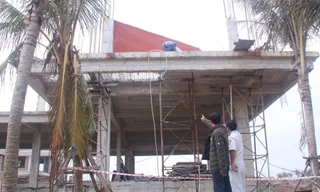 Lực lượng chức năng quận Ngũ Hành Sơn giám sát việc tháo dỡ các hạng mục vi phạm chỉ giới xây dựng. Ảnh : Nguyễn Thành