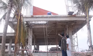 Lực lượng chức năng quận Ngũ Hành Sơn giám sát việc tháo dỡ các hạng mục vi phạm chỉ giới xây dựng. Ảnh : Nguyễn Thành