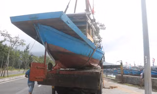 Ngư dân Đà Nẵng hối hả thuê xe cẩu đưa thuyền đi tránh bão số 9