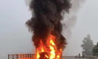 Xe container bốc cháy dữ dội, tài xế bung cửa thoát thân