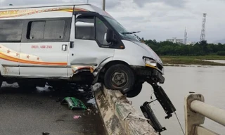 Va chạm liên hoàn, xe khách nằm vắt vẻo trên thành cầu