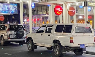 Xe y tế Quảng Nam đưa 4 du khách thuộc diện cách ly ra sân bay Đà Nẵng