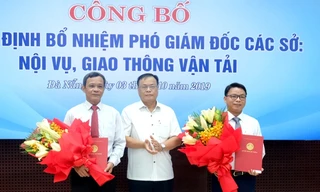 Ông Võ Ngọc Đồng, Giám đốc sở Nội vụ TP Đà Nẵng (giữa) tặng hoa chúc mừng 2 phó giám đốc vừa được bổ nhiệm. Ảnh: C.T