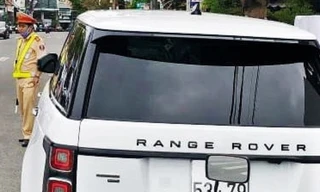 Xe Range Rover mang biển số của xe Mitsubishi Mirage bị CSGT phát hiện. 
