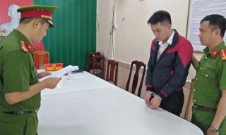 Cơ quan Công an tống đạt quyết định khởi tố, lệnh bắt giam đối với Vũ Xuân Ngữ. Ảnh: CA