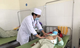 Hiện bệnh nhân đang điều trị tại khoa Nhiệt đới của bệnh viện Đa khoa Quảng Ngãi. Ảnh: N.N