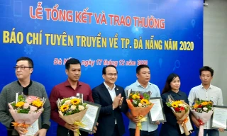 Ban tổ chức trao giải cho các tác giả, nhóm tác giả được giải về chủ đề "Đà Nẵng - Thành phố 4 an". 