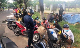 Nhóm thiếu niên được lực lượng 911, công an TP Đà Nẵng khống chế và bàn giao cho lực lượng chức năng địa phương tiếp tục xử lý. 