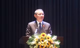 Ông Trương Quang Nghĩa, Bí thư Thành ủy, Trưởng đoàn ĐBQH thành phố Đà Nẵng trả lời ý kiến cử tri. Ảnh: Nguyễn Thành