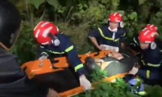 Nam thanh niên được đưa lên từ vực sâu. 