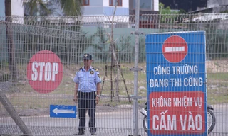 Rào chắn tại dự án Khu đô thị sinh thái Nam Ô khiến người dân bức xúc vì bị chặn lối xuống biển. (Chụp ngày 22/3). Ảnh: Nguyễn Thành