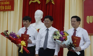 Ông Võ Công Trí (giữa), Phó Bí thư Thành ủy Đà Nẵng tặng hoa cho ông Đặng Việt Dũng và ông Trần Đình Hồng tại buổi công bố. 