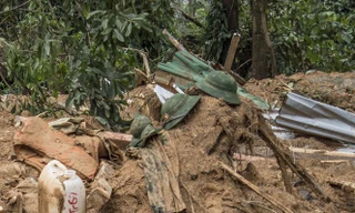 Mũ của các cán bộ chiến sĩ quân khu IV còn sót lại tại hiện trường. Ảnh: Lê Văn Chương