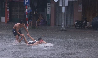 Phố thành sông, thiếu niên Đà Nẵng nô nức tập... bơi 