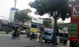 Một xe khách xuất bến xe trung tâm thành phố Đà Nẵng nhưng không chạy mà đứng bắt khách ngay trước cổng bến xe. Ảnh: Nguyễn Thành