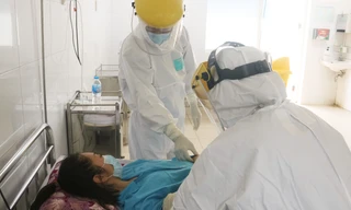 Vào bệnh viện Đà Nẵng xem bác sĩ chăm sóc bệnh nhân COVID-19