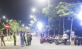 Các chiến sĩ công an quận Sơn Trà làm nhiệm vụ bảo vệ, phong toả hiện trường nơi 2 đồng đội hi sinh trong khi làm nhiệm vụ. Ảnh: Nguyễn Thành