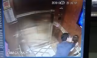 Hình ảnh kẻ biến thái có hành vi sàm sở bé gái trong thang máy gây xôn xao dư luận