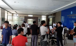 Khách hàng tập trung tại dự án để đòi quyền lợi. Ảnh Nguyễn Thành