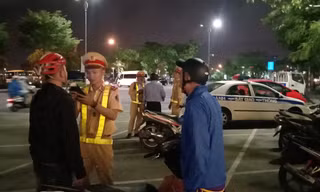 CSGT TP Đà Nẵng đo nồng độ cồn người điều khiển phương tiện tham gia giao thông, tuy nhiên nhiều trang mạng đã "báo chốt" để người vi phạm né tránh. 