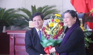 Phó chủ tịch thường trực Quốc hội Tòng Thị Phóng tặng hoa chúc mừng tân Chủ tịch HĐND thành phố Đà Nẵng Nguyễn Nho Trung. Ảnh Nguyễn Thành 