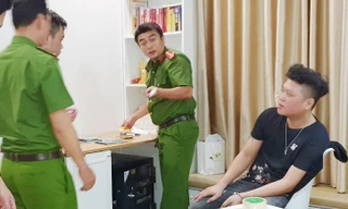 Cơ quan Công an khám xét nơi ở của đối tượng cầm đầu Trần Viết Nghĩa. Ảnh: CA