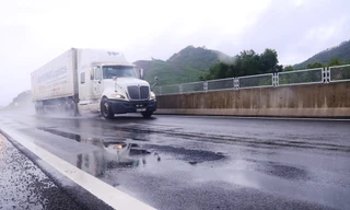 Cao tốc Đà Nẵng - Quảng Ngãi sau khi được "vá" tiếp tục bong tróc hư hỏng. Ảnh: Nguyễn Thành