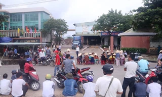 Người dân vây nhà máy thép Dana - Ý vào ngày 12/10 để phản đối ô nhiễm. Ảnh: Nguyễn Thành