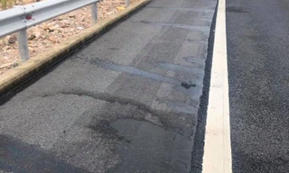 Vết dầu loang dài, bất thường trên cao tốc Đà Nẵng - Quảng Ngãi