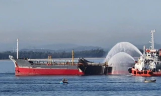 Lực lượng chức năng cứu hộ tàu chở dầu bị cháy trên biển Dung Quất. Ảnh: Nguyễn Ngọc