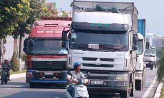 Tách xe máy với “hung thần” container trên cung đường ám ảnh tai nạn