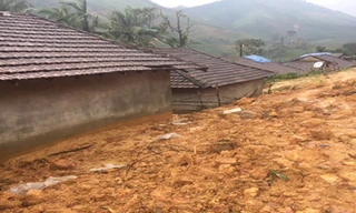 Mưa liên tục trong nhiều ngày qua đã gây thêm hàng loạt điểm sạt lở mới ở các huyện miền núi Quảng Ngãi. Ảnh: CTV