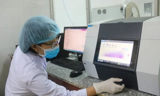 Nhân viên kỷ thuật CDC TP Đà Nẵng thao tác trên máy nhân gen, đọc kết quả Real time - PCR. Ảnh: Nguyễn Thành