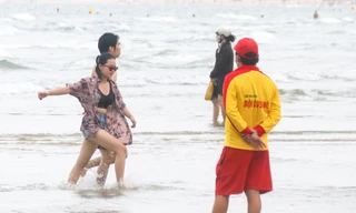 Người dân Đà Nẵng đổ xô đi tắm biển ngày đầu nới lỏng giãn cách xã hội 