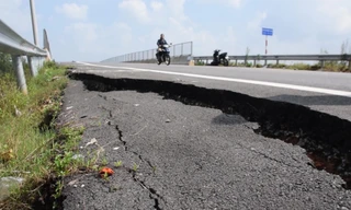 Đường dẫn lên cầu vượt cao tốc 34.000 tỷ đồng lại nứt toác