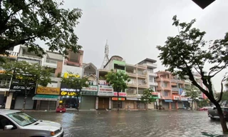 Mưa lớn, nhiều tuyến phố Đà Nẵng bị 'nhấn chìm'