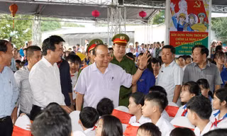 Thủ tướng Nguyễn Xuân Phúc đón Tết Trung thu ở xã Đại Minh - Ảnh: Nguyễn Hiếu